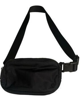 Women’s Lululemon crossbody belt bag-black